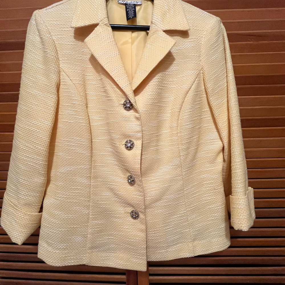 Dressbarn Pale Yellow Blazer with Notched Lapel and Tailored Silhouette